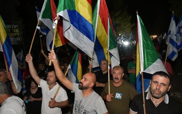 Des membres de la communauté druze manifestant devant le domicile du ministre de la Défense, Yoav Gallant, le 8 juillet 2023. (Crédit : Amos Gil) Des membres de la communauté druze manifestant devant le domicile du ministre de la Défense, Yoav Gallant, le 8 juillet 2023. (Crédit : Amos Gil)