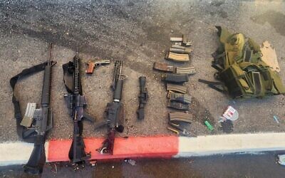 Armes saisies sur trois tireurs palestiniens qui ont ouvert le feu sur les forces israéliennes à l'extérieur d'une communauté samaritaine près de Naplouse, dans le nord de la Cisjordanie, le 25 juillet 2023. (Crédit : Armée israélienne)