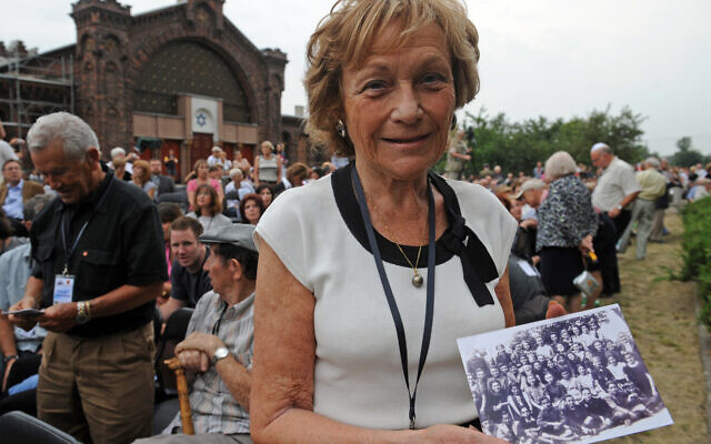Isabelle Choko, survivante de la Shoah, lors d'une cérémonie marquant le 65e anniversaire de la liquidation du ghetto de Lodz, le 26 août 2009, devant le plus ancien cimetière juif de Lodz, la deuxième ville de Pologne. (Crédit : AFP PHOTO / JANEK SKARZYNSKI) Isabelle Choko, survivante de la Shoah, lors d'une cérémonie marquant le 65e anniversaire de la liquidation du ghetto de Lodz, le 26 août 2009, devant le plus ancien cimetière juif de Lodz, la deuxième ville de Pologne. (Crédit : AFP PHOTO / JANEK SKARZYNSKI)