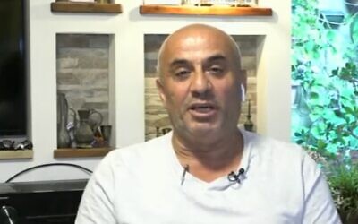 Kobi Yekutiel, qui a abattu le terroriste lors d'une attaque à la voiture-bélier et au couteau à Tel Aviv, s'adressant à la chaine publique israélienne Kan, le 4 juillet 2023. (Crédit : Capture d'écran vidéo ; utilisée conformément à l'article 27a de la loi sur le droit d'auteur)