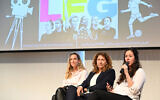 Athena Center's Moran Messica-Eidelman, du Centre Athena, Nurit Sharvit, du ministère des Sports et Tami Hay, du Centre Peres, lors d'un panel sur l'avenir du football féminin au Centre Peres de Jaffa, le le 13 juillet 2023. (Crédit : David Azagury/US Embassy Jerusalem)