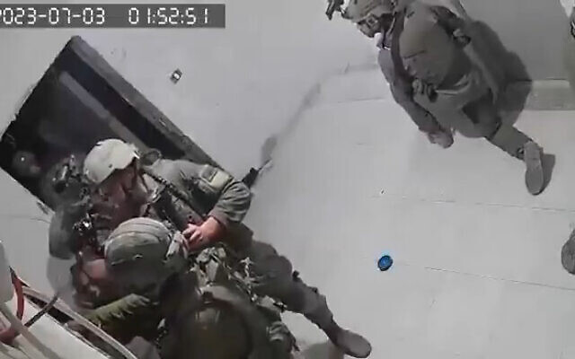 Les forces militaires israéliennes à l'intérieur d'un bâtiment dans la ville cisjordanienne de Jénine, le 3 juillet 2023. (Crédit : Capture d'écran Twitter)