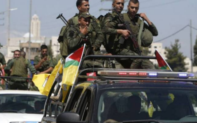 Des forces de sécurité de l'Autorité palestinienne arborant le drapeau du Fatah. (Crédit : Chaîne de télévision al-Aqsa affiliée au Hamas)