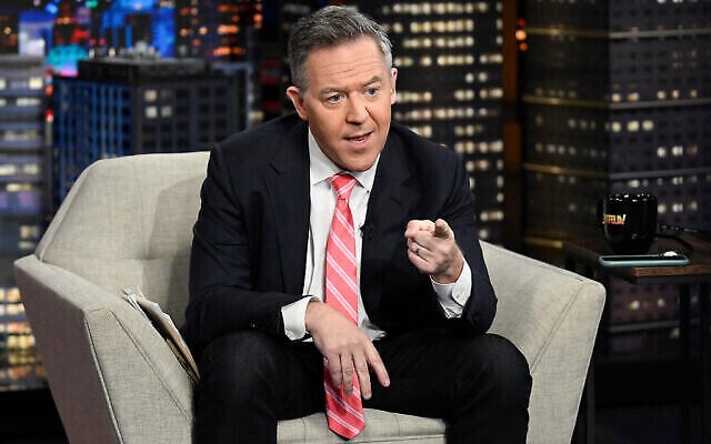 L'animateur de télévision Greg Gutfeld dans le talk-show de fin de soirée de FOX News Channel « Gutfeld! », dans les studios FOX News, le 28 juillet 2022, à New York. (Crédit : Evan Agostini/Invision/AP) L'animateur de télévision Greg Gutfeld dans le talk-show de fin de soirée de FOX News Channel « Gutfeld! », dans les studios FOX News, le 28 juillet 2022, à New York. (Crédit : Evan Agostini/Invision/AP)
