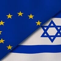 Image d’illustration représentant les drapeaux de l'Union européenne et d'Israël. (Crédit : Maksym Kapliuk ; iStock by Getty Images)