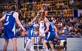 Israël affrontant la France lors de la finale du Championnat d'Europe U-20 à Héraklion, en Grèce, le 16 juillet 2023. (Crédit : FIBA)