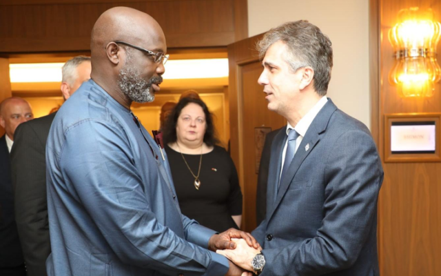 Le président libérien George Weah rencontrant le ministre des Affaires étrangères Eli Cohen, à Jérusalem, le 4 juillet 2023. (Crédit : Miri Shimonovich/GPO) Le président libérien George Weah rencontrant le ministre des Affaires étrangères Eli Cohen, à Jérusalem, le 4 juillet 2023. (Crédit : Miri Shimonovich/GPO)