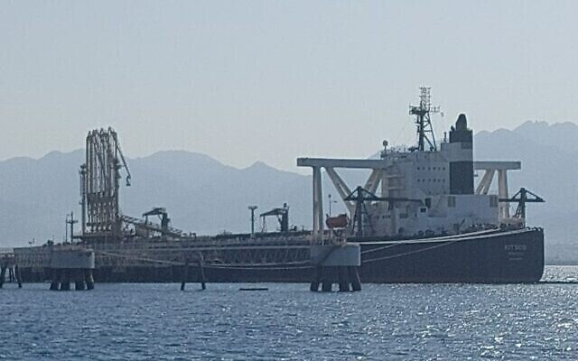 Le pétrolier KITSOS photographié par Zalul à Eilat où il a accosté du 28 au 30 mai 2023. Selon le site de journalisme d'investigation Shakuf, ce navire a éteint son système de positionnement au large de Charm el-Cheikh dans le Sinaï, alors que son réservoir était vide. Le navire est réapparu sur la carte quatre jours plus tard, avec du pétrole à bord, au large d'Orjada en Égypte, en sortant de la mer Rouge. Shakuf n'a pu trouver aucune trace de son amarrage à Eilat, mais des militants écologistes l'ont photographié là-bas. (Avec l'aimable autorisation de Zalul) Le pétrolier KITSOS photographié par Zalul à Eilat où il a accosté du 28 au 30 mai 2023. Selon le site de journalisme d'investigation Shakuf, ce navire a éteint son système de positionnement au large de Charm el-Cheikh dans le Sinaï, alors que son réservoir était vide. Le navire est réapparu sur la carte quatre jours plus tard, avec du pétrole à bord, au large d'Orjada en Égypte, en sortant de la mer Rouge. Shakuf n'a pu trouver aucune trace de son amarrage à Eilat, mais des militants écologistes l'ont photographié là-bas. (Avec l'aimable autorisation de Zalul)