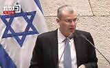 Le ministre de la Justice Yariv Levin prend la parole à la Knesset, le 5 juillet 2023. (Capture d'écran : YouTube)