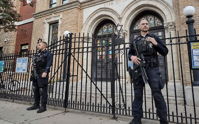 Des policiers montant la garde devant la synagogue unie de Hoboken, à Hoboken, dans le New Jersey, le 3 novembre 2022. (Crédit : Ryan Kryska/AP)