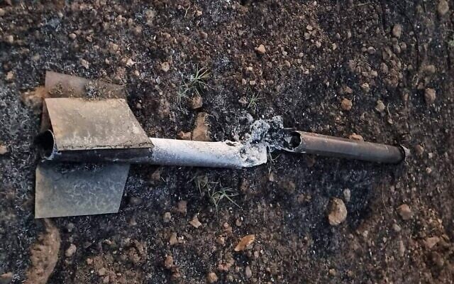 Les débris d'une roquette tirée depuis la Cisjordanie ont été retrouvés dans le moshav de Ram-On, dans le nord d’Israël, le 9 juillet 2023. (Autorisation)