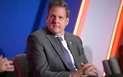 Le gouverneur du New Hampshire, Chris Sununu, participe à une table ronde lors d'une conférence de l'Association des gouverneurs Républicains, le 15 novembre 2022 à Orlando, en Floride. (Crédit : AP Photo/Phelan M. Ebenhack, fichier)