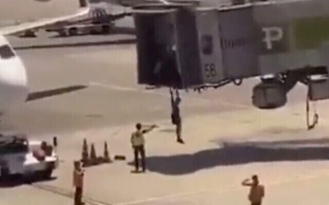 Un Israélien tente de monter par effraction à bord d'un avion à Istanbul, le 4 juillet 2023. (Capture d'écran, utilisée conformément à l'article 27a de la loi sur les droits d'auteur)