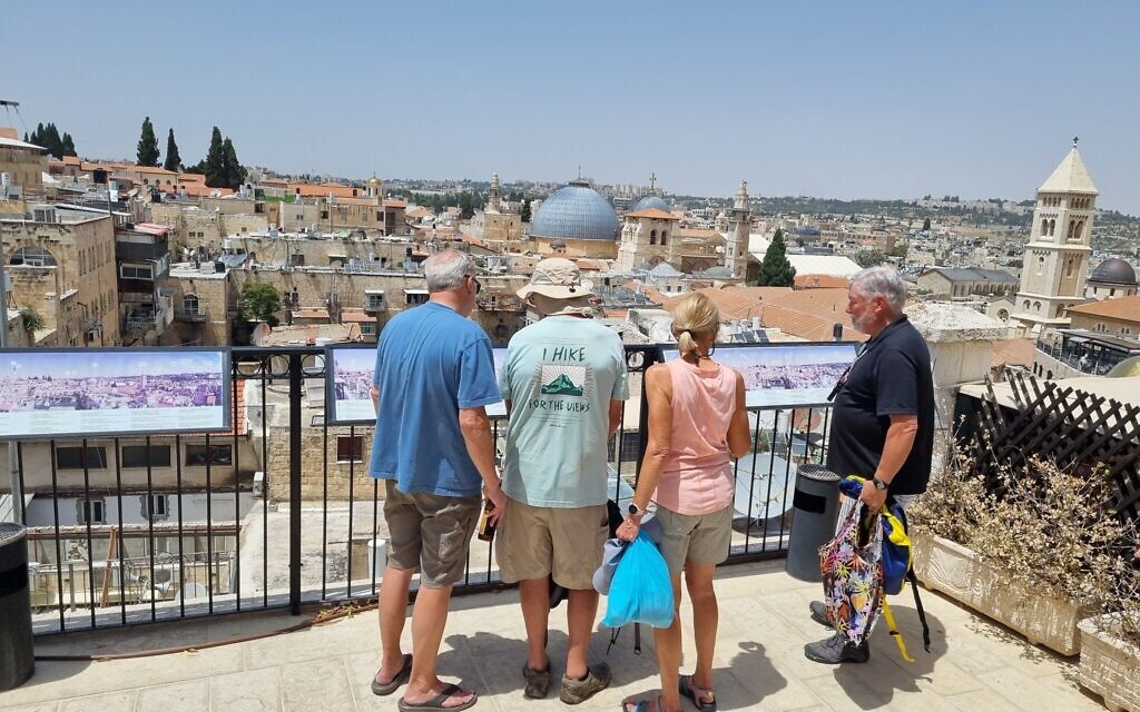 Vue de Jérusalem depuis le toit du Centre d'information chrétienne. (Crédit : Shmuel Bar-Am)