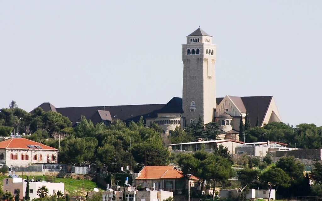 Vue extérieure de l'église du complexe Ausgusta Victoria à Jérusalem. (Crédit : Shmuel Bar-Am)