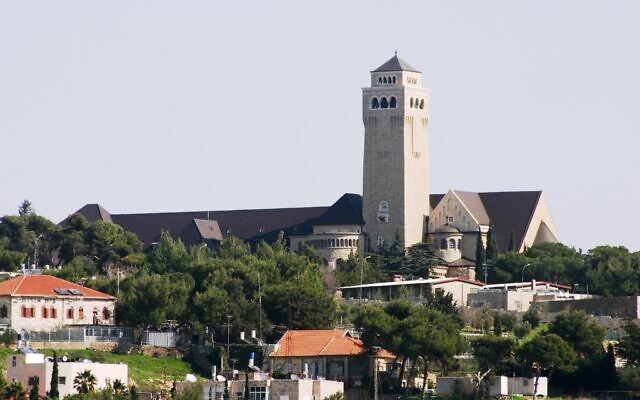 Vue extérieure de l'église du complexe Ausgusta Victoria à Jérusalem. (Crédit : Shmuel Bar-Am)