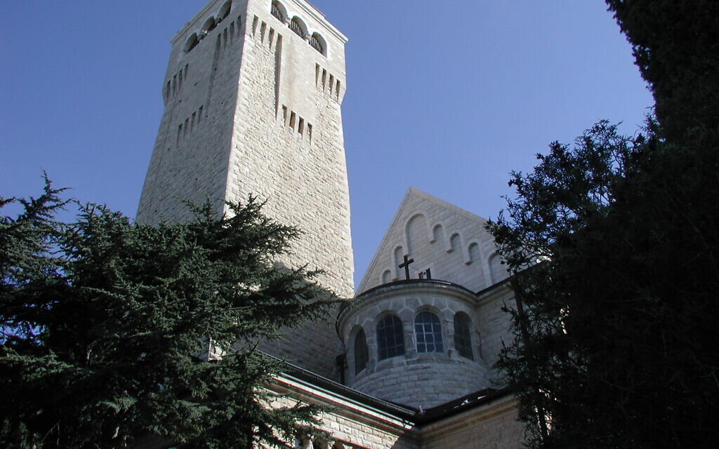 Vue extérieure de l'église du complexe Ausgusta Victoria à Jérusalem. (Crédit : Shmuel Bar-Am)