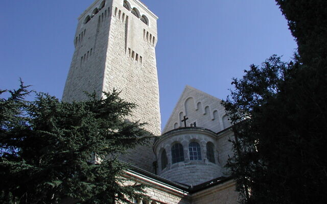 Vue extérieure de l'église du complexe Ausgusta Victoria à Jérusalem. (Crédit : Shmuel Bar-Am)