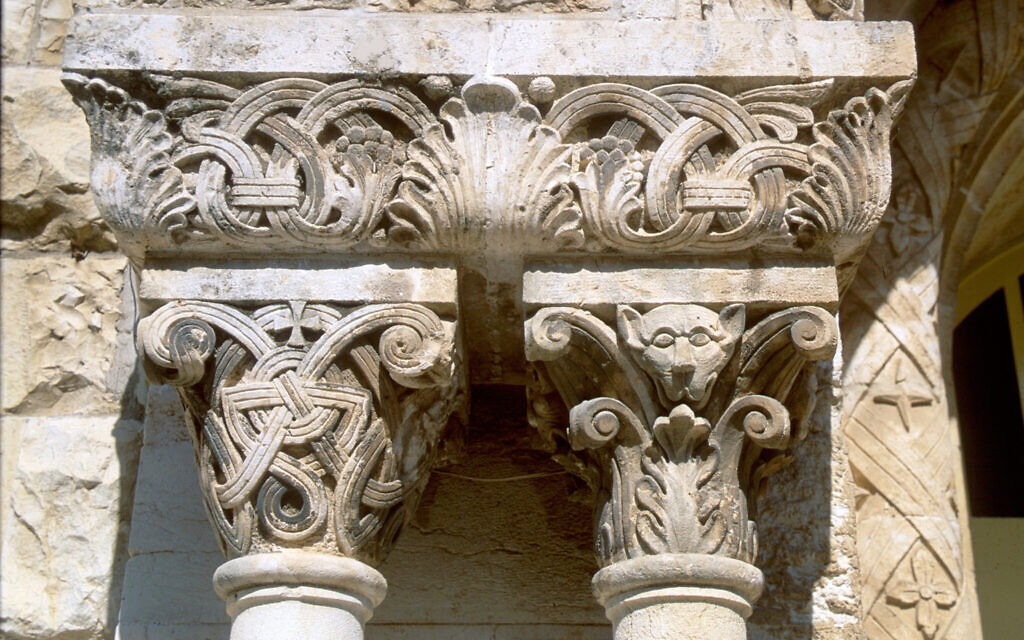 Extérieur de l'église luthérienne du Rédempteur à Jérusalem. (Crédit : Shmuel Bar-Am)
