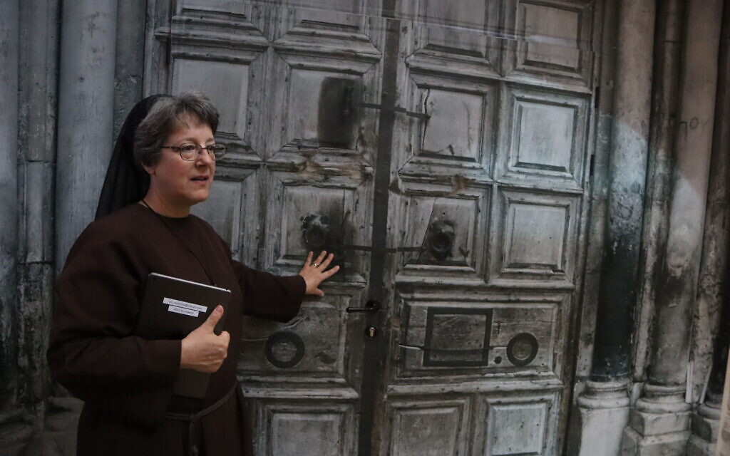 Sœur Naomi Zimmerman à l'entrée de l'expérience multimédia au Centre d'information chrétienne de Jérusalem. (Crédit : Shmuel Bar-Am)