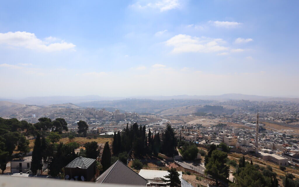 Vue vers le nord en direction de l'ancienne Samarie depuis le complexe Augusta Victoria à Jérusalem. (Crédit : Shmuel Bar-Am)
