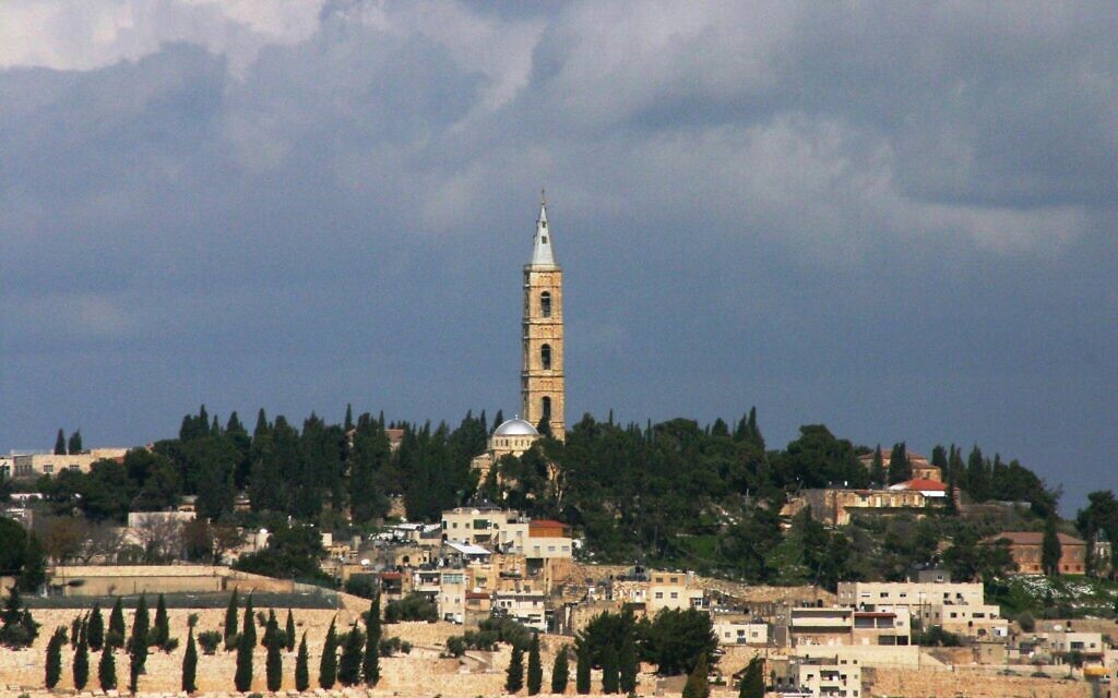 Vue du Mont des Oliviers et de l'église russe de l'Ascension. (Crédit : Shmuel Bar-Am)