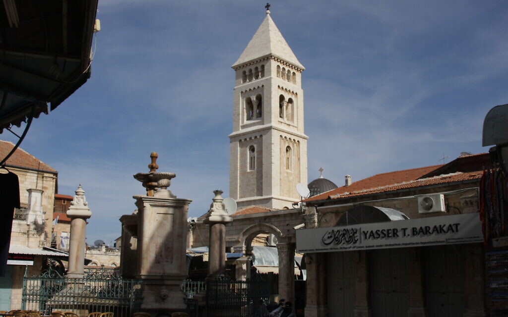 L'église luthérienne du Rédempteur et le complexe de rues et de magasins Muristan qui l'entoure, dans le quartier chrétien de Jérusalem. (Crédit : Shmuel Bar-Am)