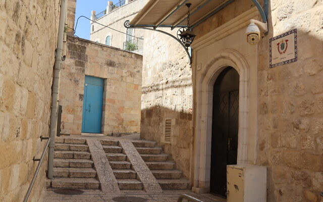 Une ruelle de la Vieille Ville de Jérusalem mène à l'enceinte de l'église maronite. (Crédit : Shmuel Bar-Am)