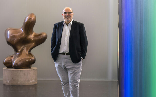 Denis Weil, directeur du Musée d'Israël, un an après sa prise de fonction en mars 2022 (Crédit : Elie Posner) Denis Weil, directeur du Musée d'Israël, un an après sa prise de fonction en mars 2022 (Crédit : Elie Posner)