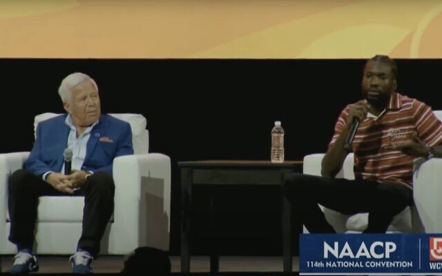Le philanthrope Robert Kraft, à gauche, et le rappeur Meek Mill lors d'une discussion sur l'antisémitisme et le racisme pendant la convention annuelle de la NAACP à Boston, le 30 juillet 2023. (Crédit : Capture d'écran ~ utilisée conformément à la clause 27a de la loi sur les droits d'auteur) Le philanthrope Robert Kraft, à gauche, et le rappeur Meek Mill lors d'une discussion sur l'antisémitisme et le racisme pendant la convention annuelle de la NAACP à Boston, le 30 juillet 2023. (Crédit : Capture d'écran ~ utilisée conformément à la clause 27a de la loi sur les droits d'auteur)
