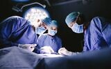Photo illustrative de médecins pratiquant la chirurgie plastique. (Crédit : Société israélienne de chirurgie plastique et esthétique)