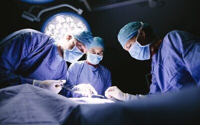 Photo illustrative de médecins pratiquant la chirurgie plastique. (Crédit : Société israélienne de chirurgie plastique et esthétique)
