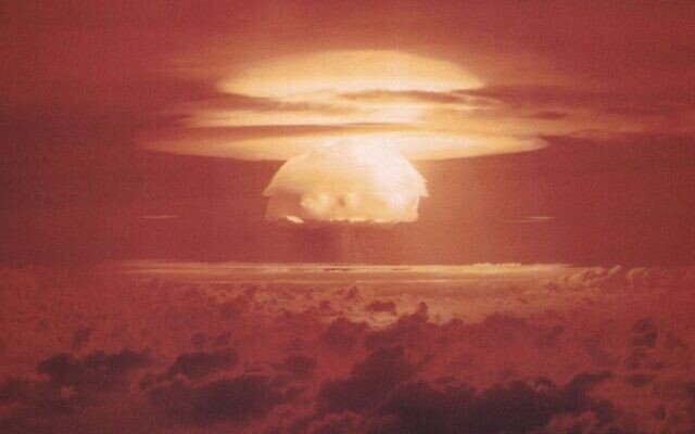 Essai d'une bombe nucléaire américaine aux îles Marshall, 1954. Illustration (Crédit : Wikicommons/Département américain de l'énergie) Essai d'une bombe nucléaire américaine aux îles Marshall, 1954. Illustration (Crédit : Wikicommons/Département américain de l'énergie)