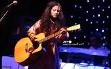 La chanteuse tunisienne Emel Mathlouthi chante lors de son concert à Bagdad le 3 juillet 2012. (Crédit : AHMAD AL-RUBAYE / AFP)