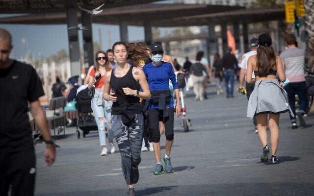 Des Israéliens font de l'exercice sur la promenade de la plage de Tel Aviv, lors d'un confinement COVID à l'échelle nationale, le 3 février 2021. (Crédit : Miriam Alster/Flash90) Des Israéliens font de l'exercice sur la promenade de la plage de Tel Aviv, lors d'un confinement COVID à l'échelle nationale, le 3 février 2021. (Crédit : Miriam Alster/Flash90)