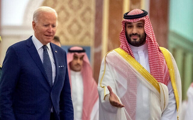 Sur cette photo publiée par le palais royal saoudien, le prince héritier saoudien Mohammed bin Salman, à droite, accueille le président américain Joe Biden au palais Al-Salam à Djeddah, en Arabie saoudite, le 15 juillet 2022. (Crédit : Bandar Aljaloud/Palais royal saoudien/AP) Sur cette photo publiée par le palais royal saoudien, le prince héritier saoudien Mohammed bin Salman, à droite, accueille le président américain Joe Biden au palais Al-Salam à Djeddah, en Arabie saoudite, le 15 juillet 2022. (Crédit : Bandar Aljaloud/Palais royal saoudien/AP)