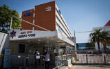 Vue de l’hôpital Mayanei Hayeshua à Bnei Brak, le 13 avril 2020. (Crédit : Nati Shohat/Flash90)