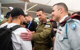 Le chef d'état-major de Tsahal, le lieutenant-général Herzi Halevi (au centre), s'entretenant avec de nouvelles recrues au centre d'incorporation militaire de Tel HaShomer, à Ramat Gan, le 8 août 2023. (Crédit : Armée israélienne)