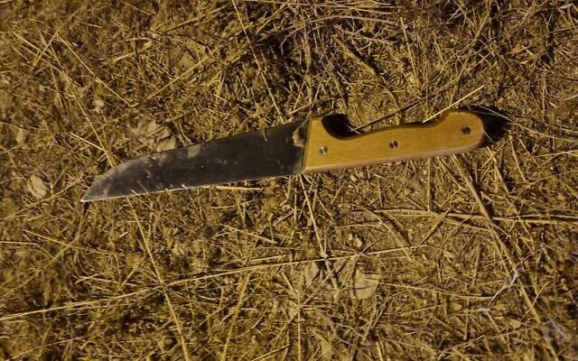 Cette photo de l'armée montre un couteau avec lequel un suspect palestinien aurait tenté de poignarder des Israéliens près de l'implantation de Nili en Cisjordanie, le 10 août 2023. (Crédit : Armée israélienne)