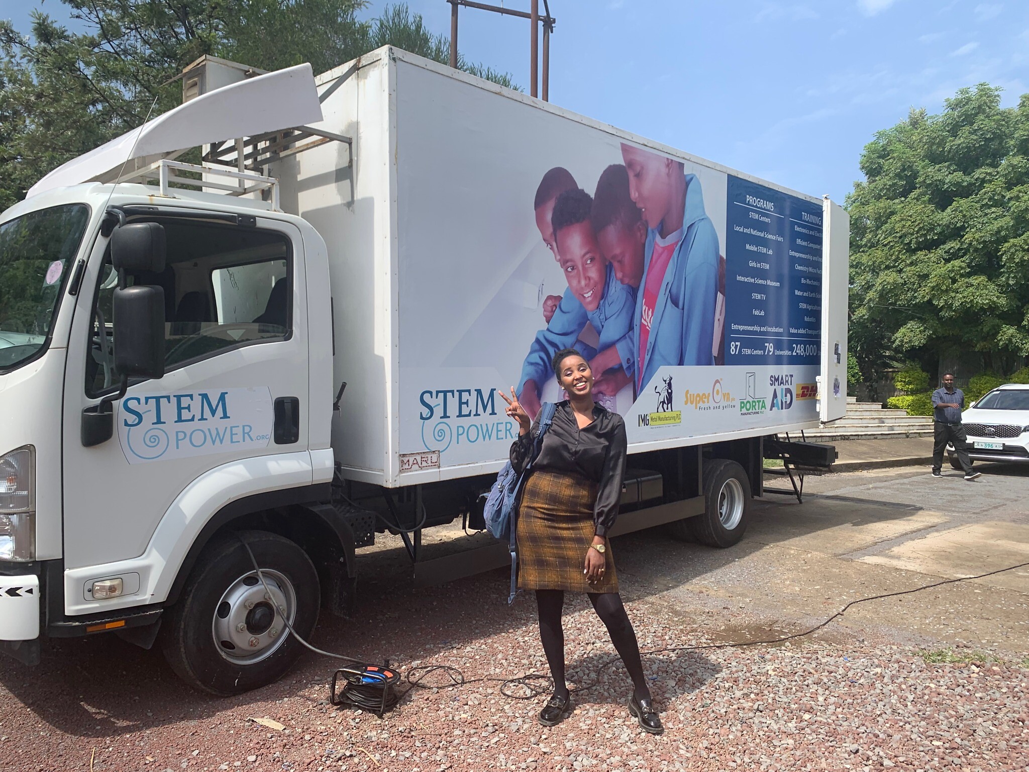 La gourou des réseaux sociaux de STEMpower, Bereket Getachew, pose devant le laboratoire STEM pilote mobile à Bishoftu, en Éthiopie. (Crédit : Amanda Borschel-Dan/ToI)