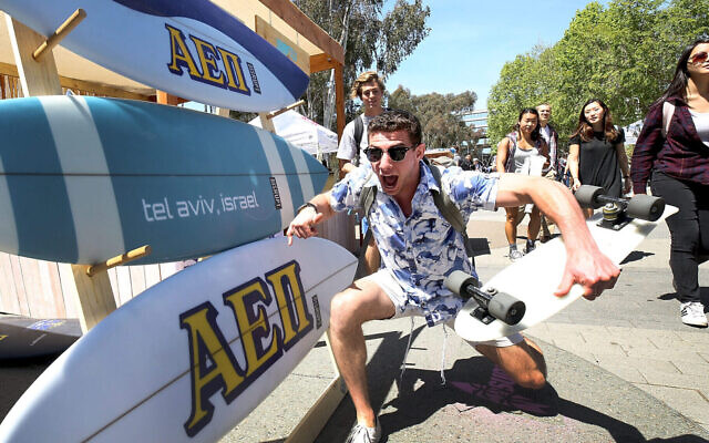 Des étudiants affiliés à l'AEPi assistent à une célébration du Yom HaAtsmaout à l'Université de Californie, San Diego, en 2018. (Crédit : Randy Shropshire/Getty Images for AEPi via JTA) Des étudiants affiliés à l'AEPi assistent à une célébration du Yom HaAtsmaout à l'Université de Californie, San Diego, en 2018. (Crédit : Randy Shropshire/Getty Images for AEPi via JTA)
