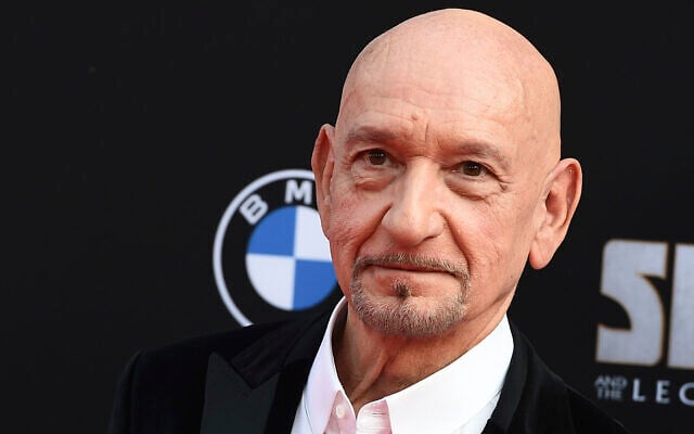 Sir Ben Kingsley arrive à la première de "Shang-Chi et la légende des dix anneaux" le 16 août 2021 au El Capitan Theatre à Los Angeles. (Crédit : Jordan Strauss/Invision/AP) Sir Ben Kingsley arrive à la première de "Shang-Chi et la légende des dix anneaux" le 16 août 2021 au El Capitan Theatre à Los Angeles. (Crédit : Jordan Strauss/Invision/AP)