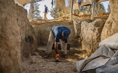 Des archéologues fouillent la plus ancienne porte découverte en Israël à Tel Erani, près de Kiryat Gat, en 2023. (Crédit : Yoli Schwartz/IAA)