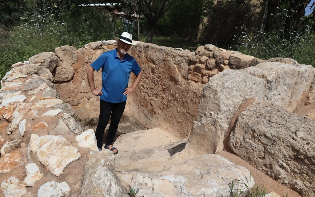Steve Gray, membre du kibboutz Hanaton, se tient dans un ancien mikvé transféré au kibboutz. (Crédit : Shmuel Bar-Am)