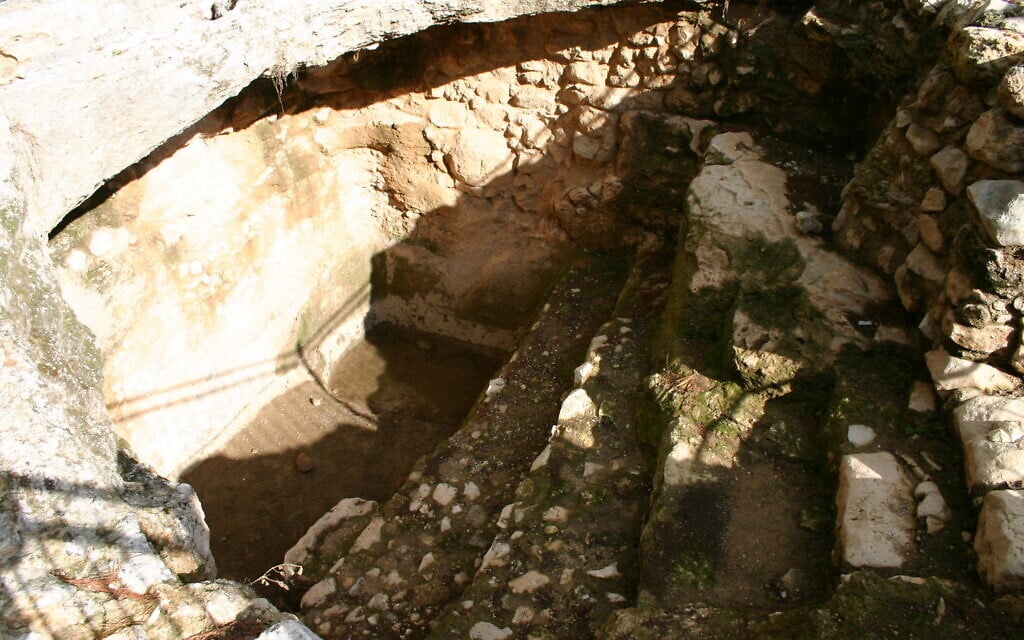 L'ancien mikvé de la forêt de HaMalakhim-Shakhariya. (Crédit : Shmuel Bar-Am)
