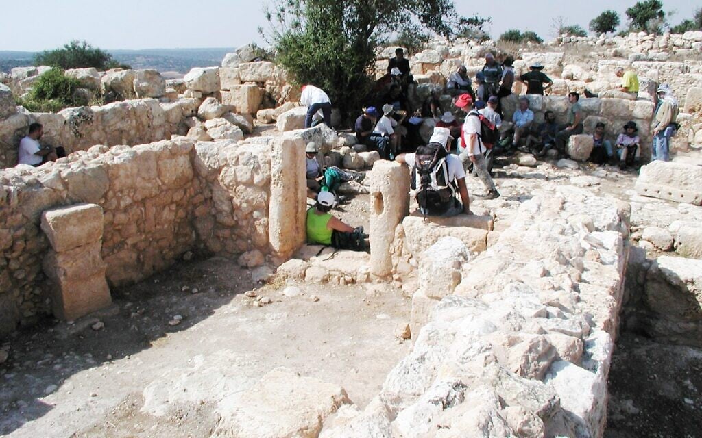 Des touristes visitent les ruines d'Itri. (Crédit : Shmuel Bar-Am)