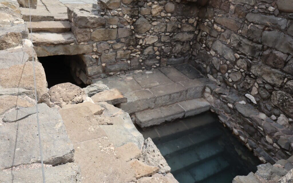 Des mikvés jumeaux dos à dos se trouvent à Magdala. (Crédit : Shmuel Bar-Am)