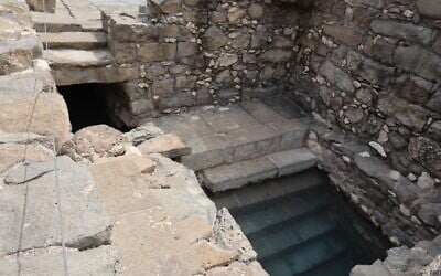 Des mikvés jumeaux dos à dos se trouvent à Magdala. (Crédit : Shmuel Bar-Am)