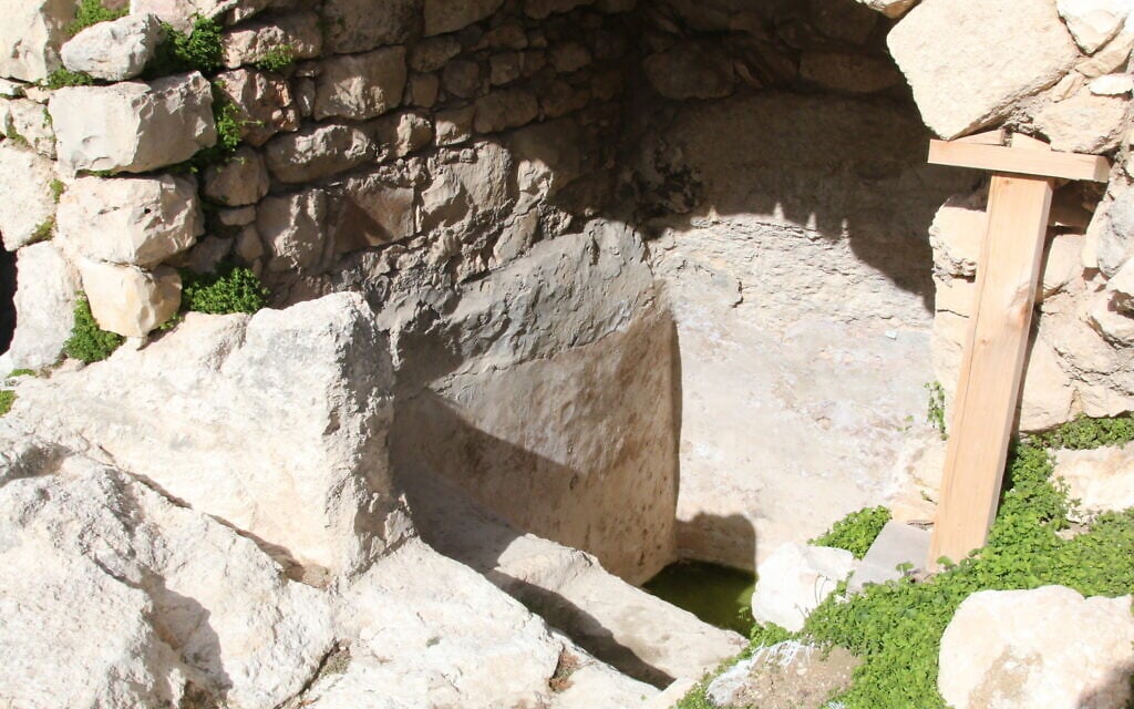 Un mikvé trouvé dans le cimetière protestant du Mont Sion. (Crédit : Shmuel Bar-Am)