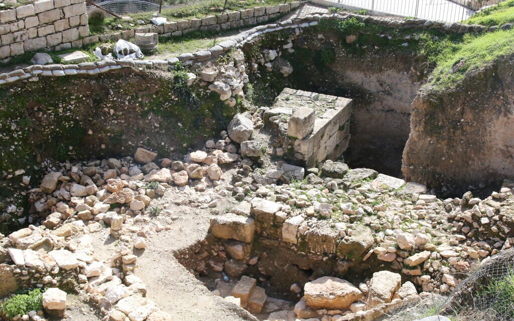 Partie du mur et de la porte esséniens trouvés sur le Mont Sion. (Crédit : Shmuel Bar-Am)